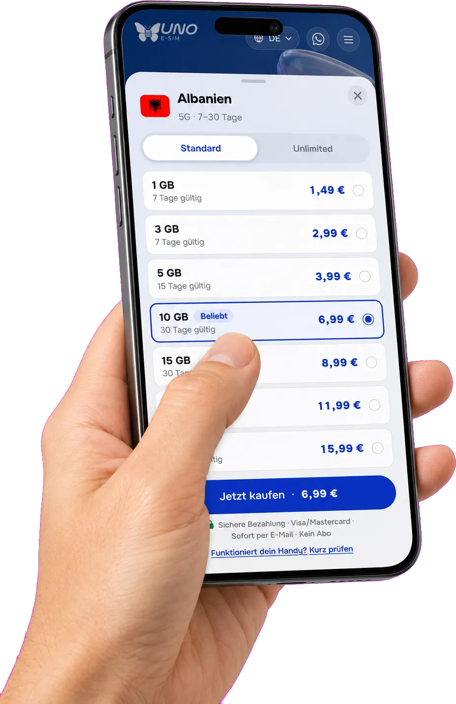 Hand hält ein Handy mit der unoesim-Paketauswahl für Albanien, 10 GB für 6,99 €