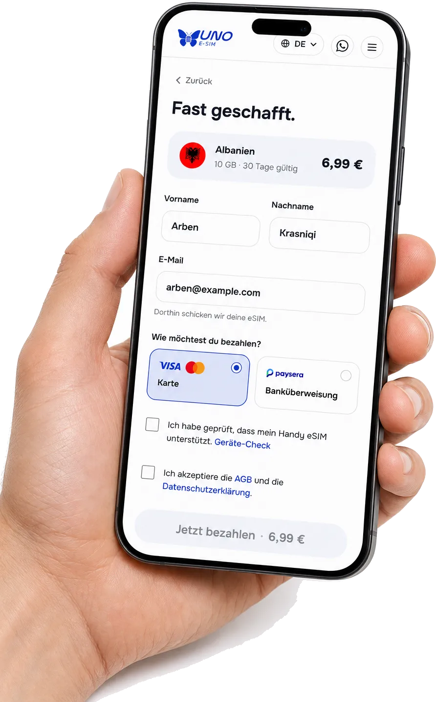 Hand hält ein Handy an der unoesim-Kasse, Bezahlung mit Visa/Mastercard oder Paysera
