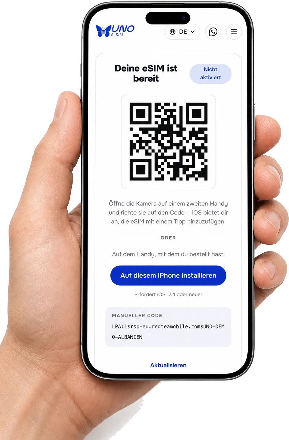 Hand hält ein Handy, auf dem Display ist der QR-Code zur eSIM-Installation zu sehen